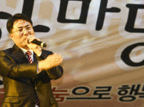 구즉동 주민 한마당 축제에서 축사하는 윤종일 의장