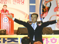 진잠동 축제에서 구민들에게 인사하는 송철진 의원