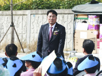 온천1동 주민 한마당에 참석한 윤종일 의장 