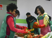 인미동 행정자치위원장 노은동 사랑의 김장 나누기 행사 참여